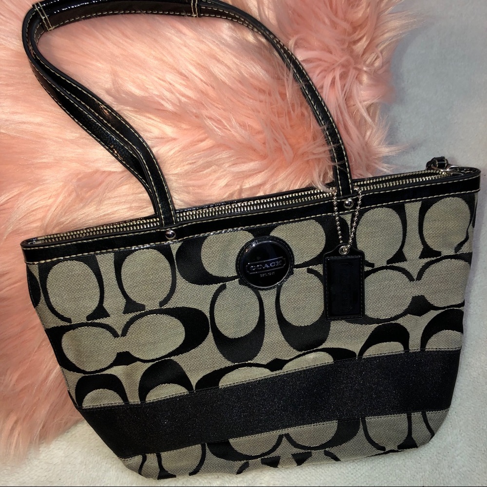 Will hold! 🤲🏼🖤👜 Coach Signature Purse